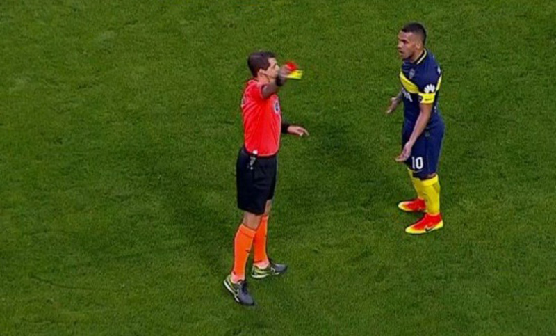 Tevez fue suspendido con tres fechas por el insulto al árbitro Delfino