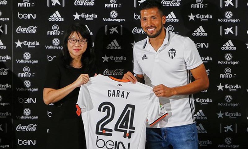 El rosarino Garay fue presentado en Valencia de España