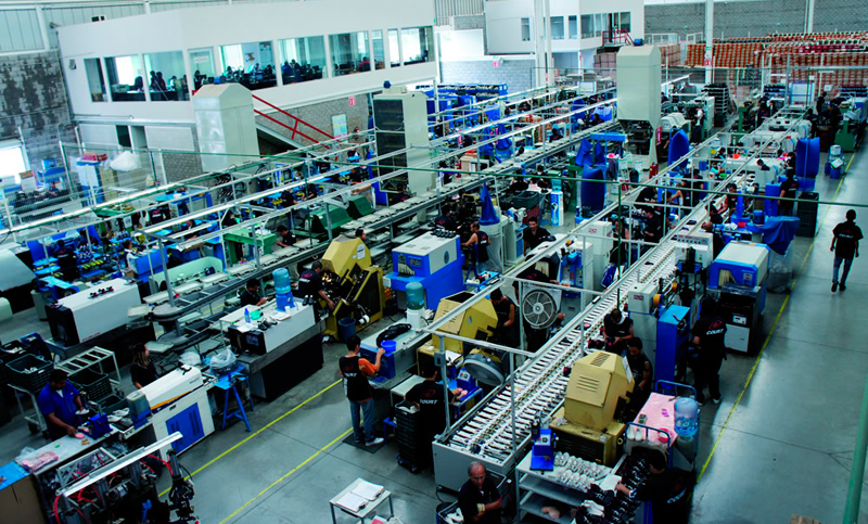 La actividad industrial se desplomó 5,7% en agosto, el peor nivel en 18 meses