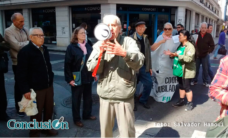 Día del Jubilado: los abuelos reclamaron frente a las puertas de Anses