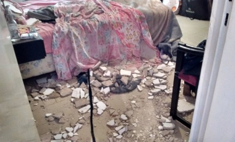 Se derrumbó el techo de una casa y apuntan a una obra de repavimentación