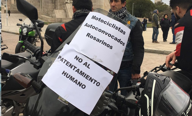 Moteros entregaron petitorio en el Concejo contra el «patentamiento humano»