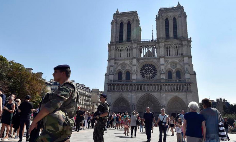 Encuentran auto con garrafas de gas cerca de la catedral Notre Dame de París