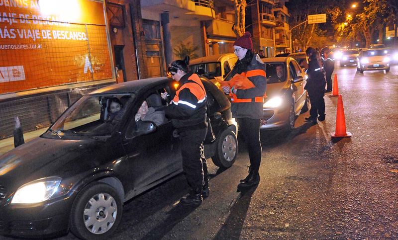 Dos detenidos y un policía herido en un control de alcoholemia