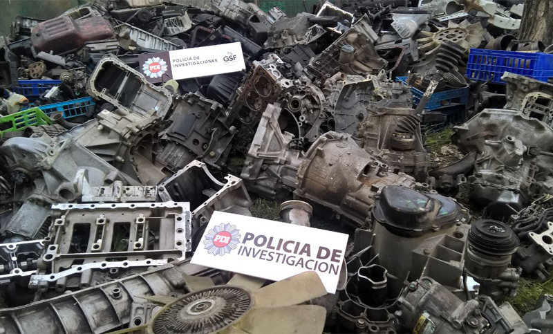 Dos detenidos y secuestro de autopartes en un desarmadero