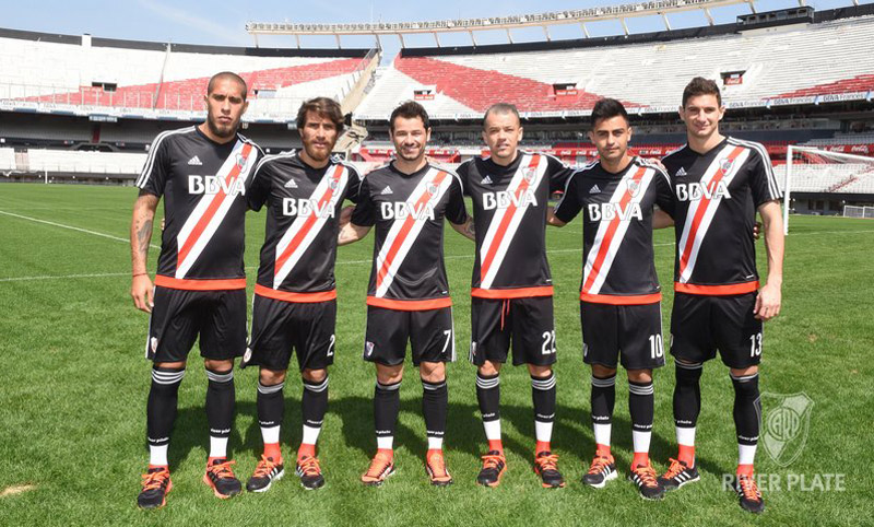 River presentó su camiseta alternativa en homenaje a Labruna