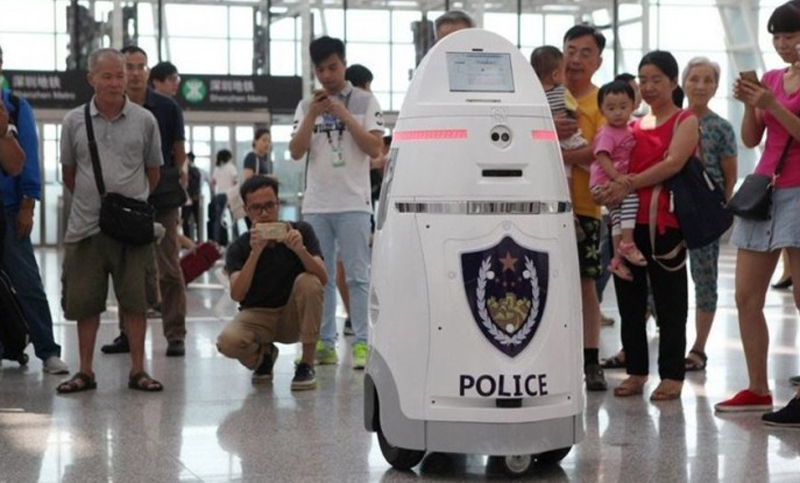 Uno de los mayores aeropuertos de China es patrullado por robots