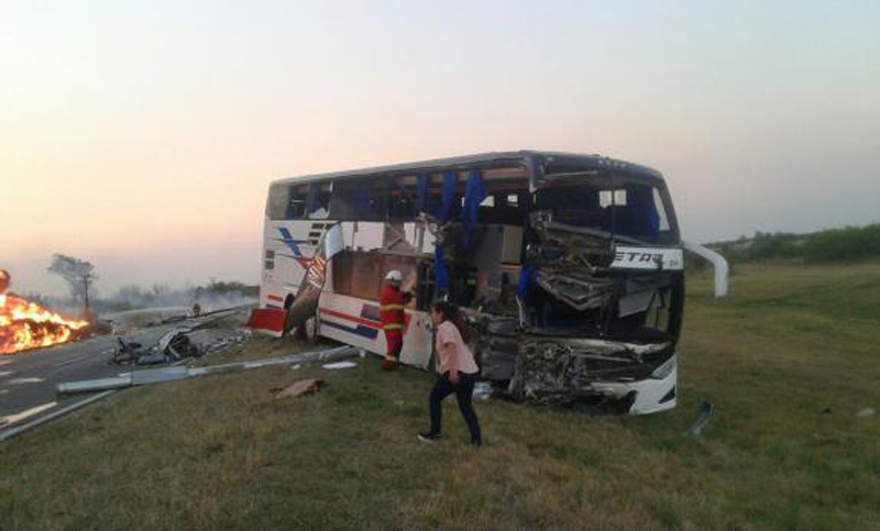 Ruta 34: dos muertos al chocar un camión y un colectivo