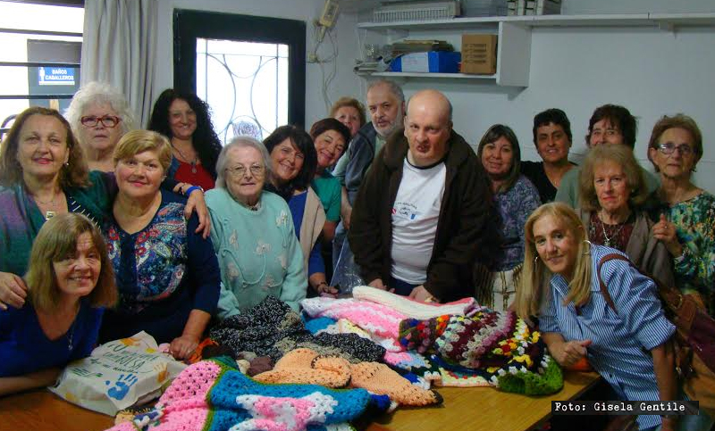 Cobijando Sueños, un grupo que teje como método solidario