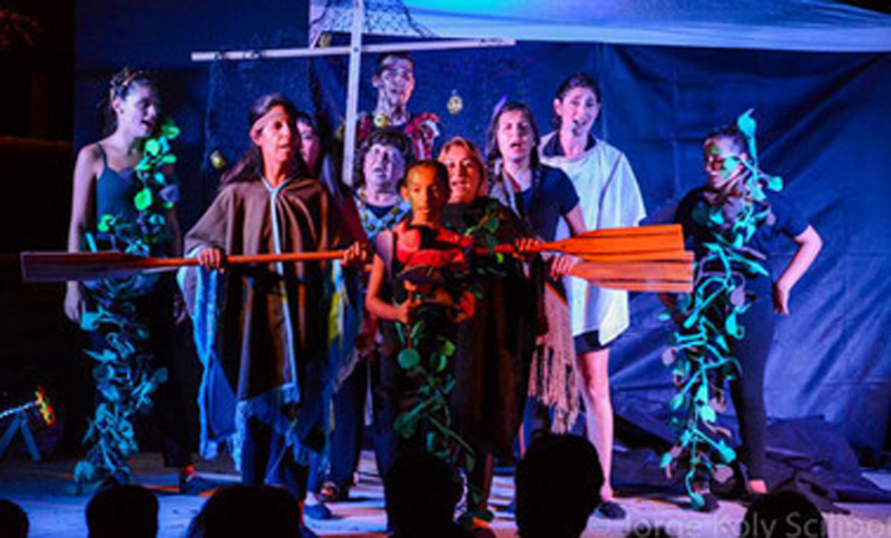 Teatro Comunitario y a la gorra en el Monumento