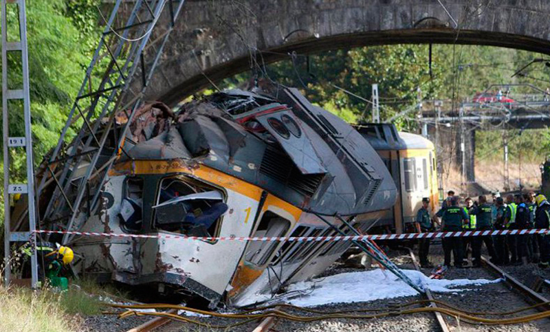 Cuatro muertos al descarrilar un tren en España, varios turistas heridos