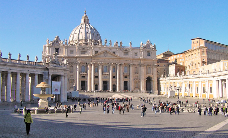 Arrestan a un hombre que quiso meterse con el auto en el Vaticano
