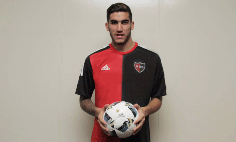 Leandro Vega ya lució la camiseta y es oficialmente jugador de Newell’s
