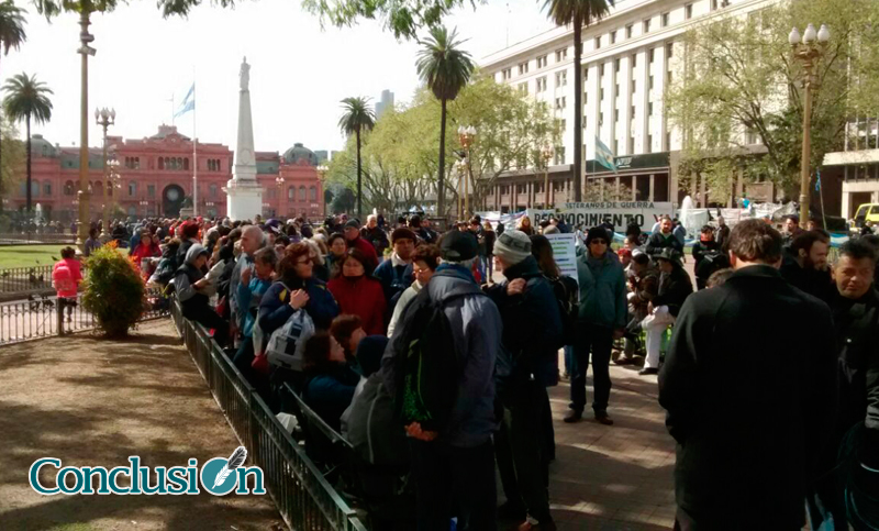 Pequeños productores en Plaza de Mayo: regalan verduras
