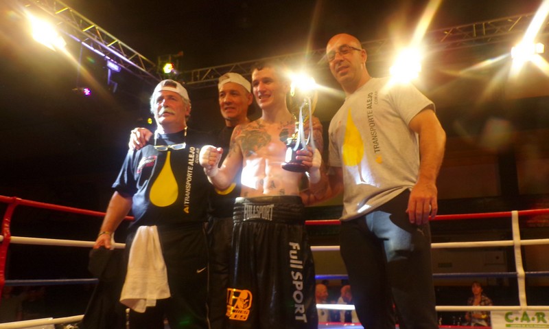Lucas Fernández ganó por nocaut y se consagró campeón latino mosca