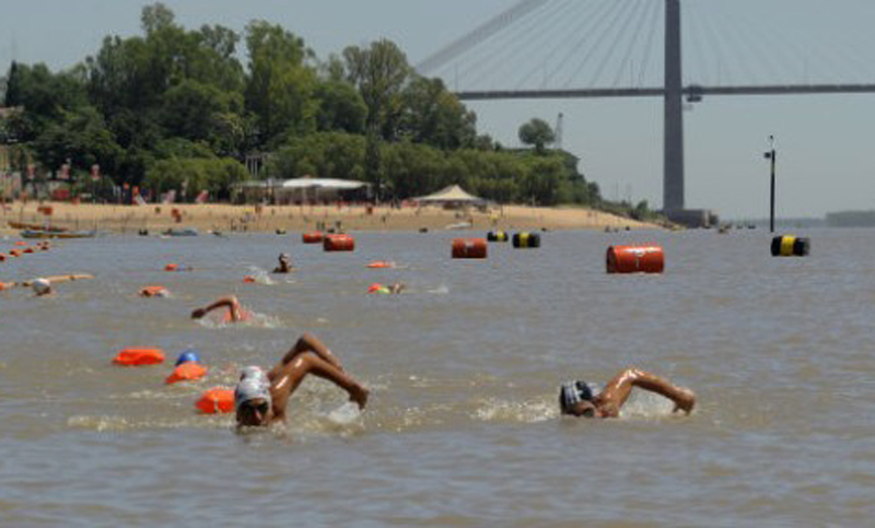 El corredor de aguas abiertas comienza con el Acuatlón