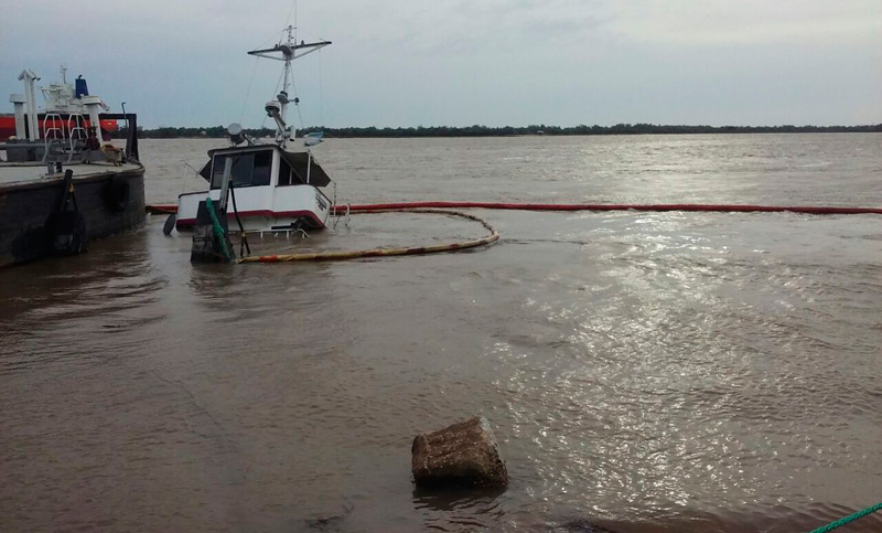 Naufragó un barco de carga y derramó combustible en Fray Luis Beltrán