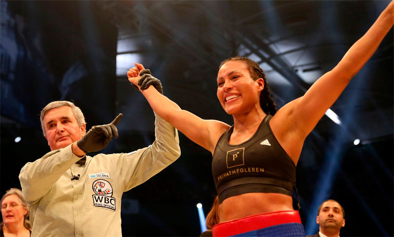 Volvió la noqueadora Braekhus y volvió el boxeo a Noruega