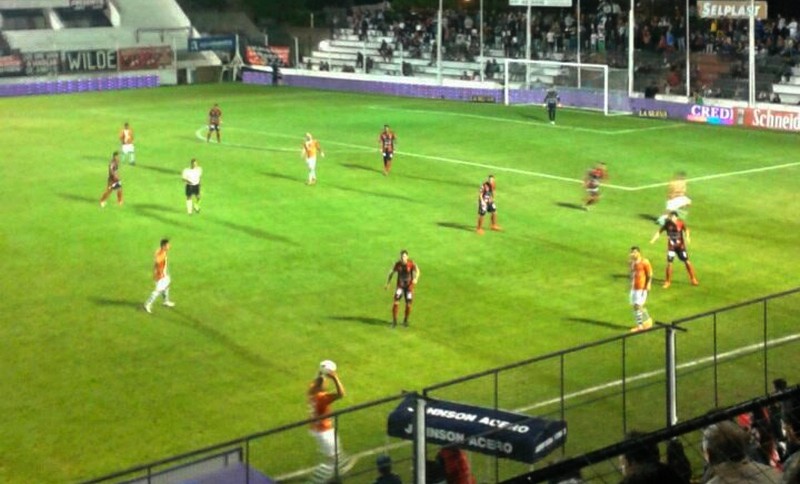 Patronato venció a Banfield, en un partido con pocas luces