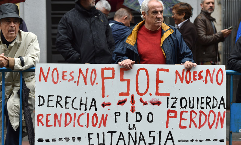 El Partido Socialista Español aprueba abstenerse para que Rajoy sea reelegido