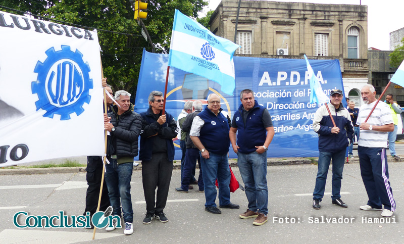 Paro y protesta de los ferroviarios frente a las puertas de Nuevo Central Argentino