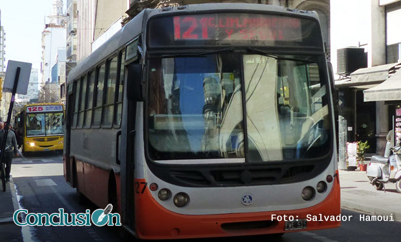 Delincuentes perpetraron un violento asalto a un colectivo