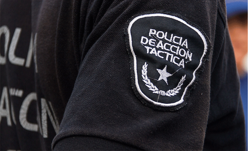 Tiró un arma adentro de un auto, lo vio la policía y quedó detenido