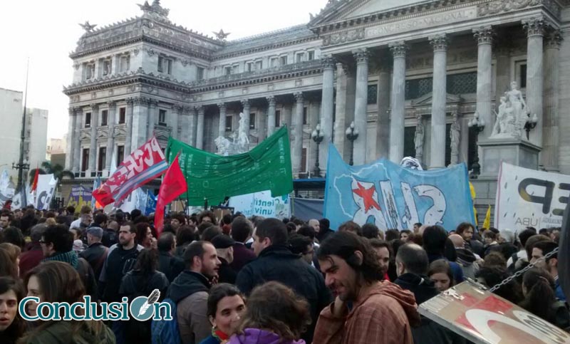 Masiva movilización al Congreso por el recorte presupuestario a Ciencia y Tecnología