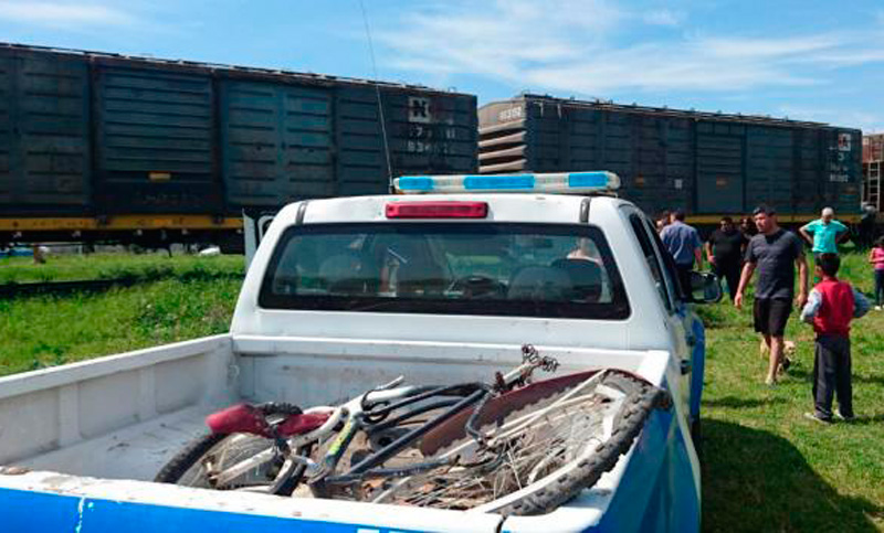 ¡Un milagro! Un tren arrolló a una mujer pero afortunadamente se salvó