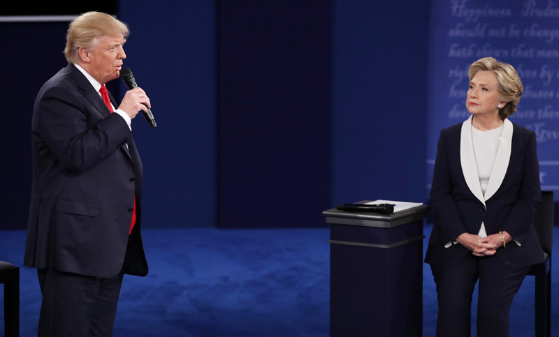 Clinton y Trump retoman la campaña tras virulento debate