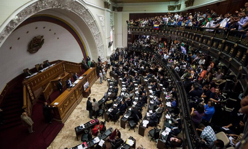 Parlamento venezolano pedirá «el abandono del cargo» a Maduro