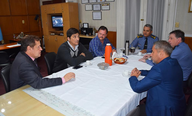 Aladio junto al jefe de policía provincial por la seguridad de camioneros