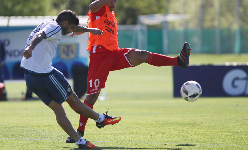 Bauza ensayó varias modificaciones y Ever Banega participó del equipo titular