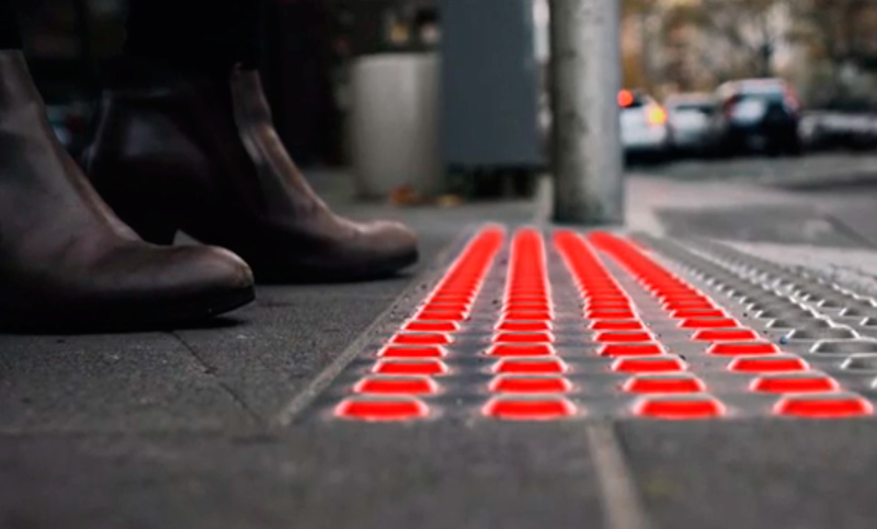 Semáforos en el suelo para peatones adictos al móvil en España