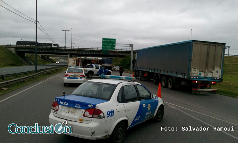 Un camión volcó en el acceso a la autopista Rosario-Buenos Aires