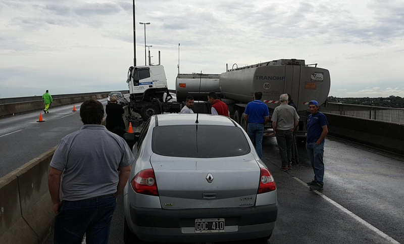 Dos camiones chocaron en el puente Rosario-Victoria: no hubo heridos