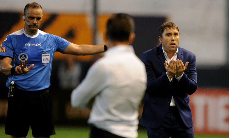 Coudet «no entendió» su expulsión y dijo que “perder es dar un paso atrás”