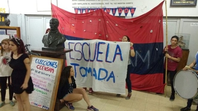 Alumnos, padres y docentes toman escuela en rechazo del “Aprender 2016”