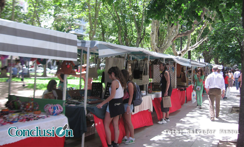 Artesanos ofrecen sus productos en una feria especial por el Día de la Madre