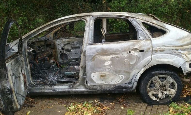 Hallaron un auto blanco incendiado que podría estar vinculado a tres muertes