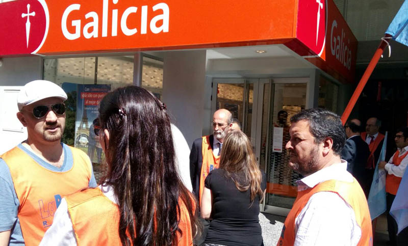 Empleados del Banco Galicia denunciaron intento de extender el horario laboral