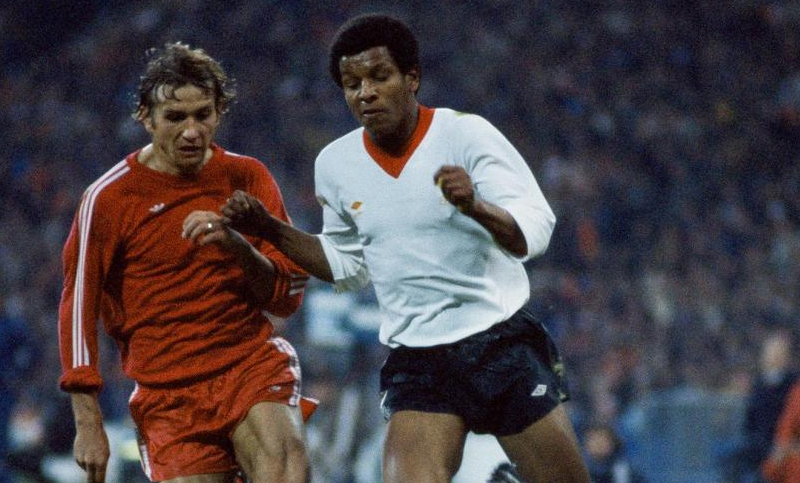 El primer jugador negro del Liverpool rechazó la condecoración de la reina