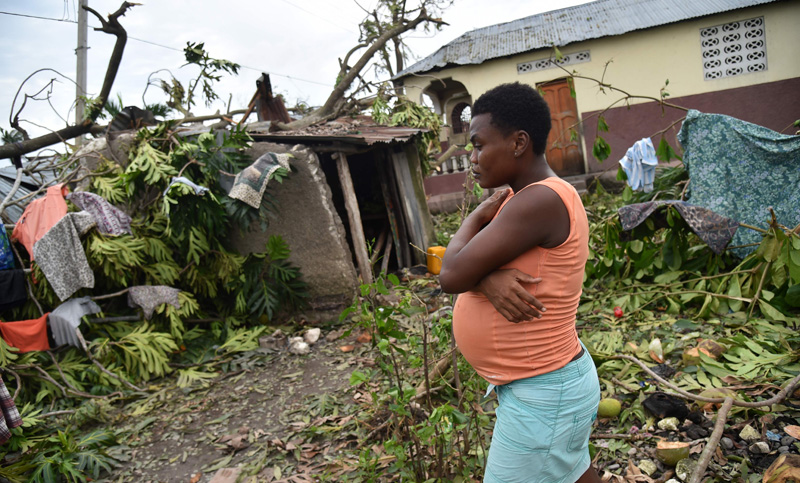 El huracán Matthew se debilitó a categoría 3 cerca de la costa de Florida