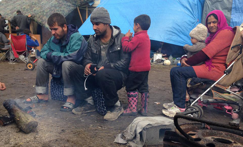 Autoridades francesas buscan trasladar a migrantes de asentamiento informal