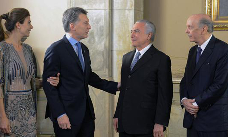 Temer llega para reunirse con Macri y lo reciben con escrache