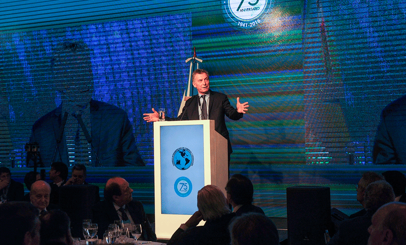Mauricio Macri les pidió a los empresarios “que se rompan el traste”