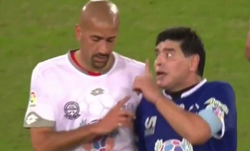 Bochornoso: Maradona y Verón se pelearon en el partido por la paz
