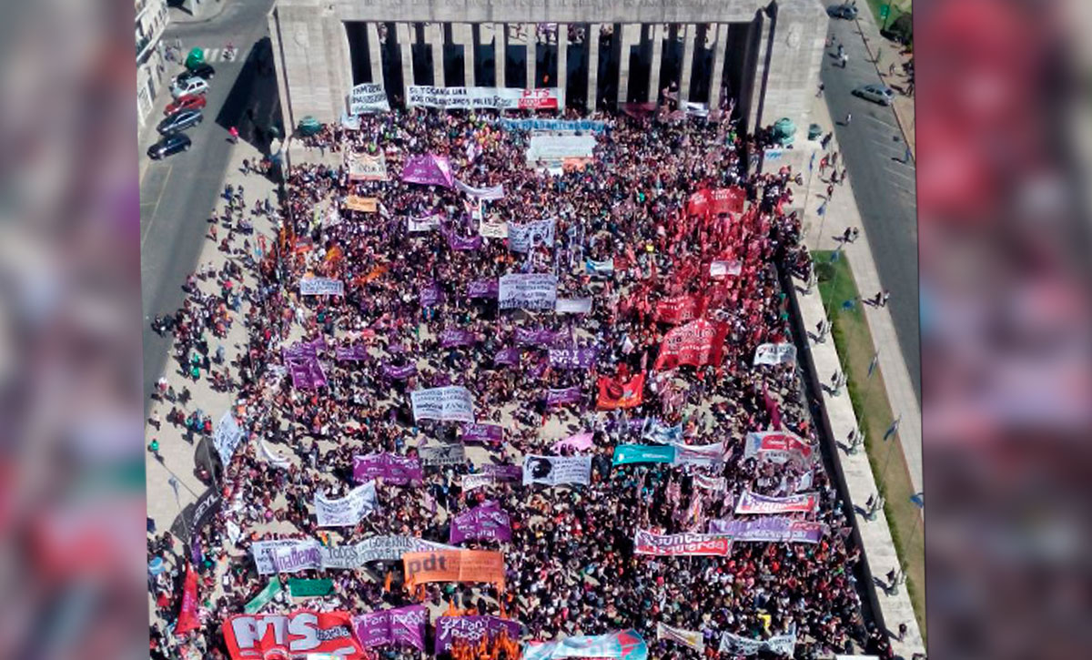 Multitudinaria convocatoria en la apertura del 31ª Encuentro Nacional de Mujeres