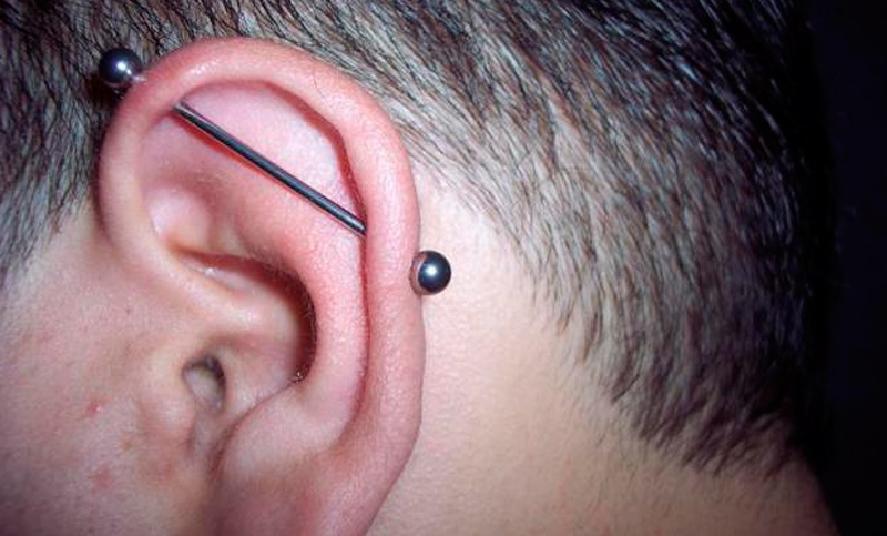 Murió un adolescente por una infección tras colocarse un piercing en la oreja