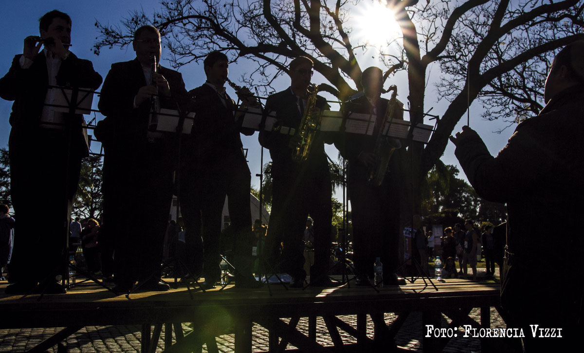 Orquesta a contraluz… amaneciendo con música al aire libre